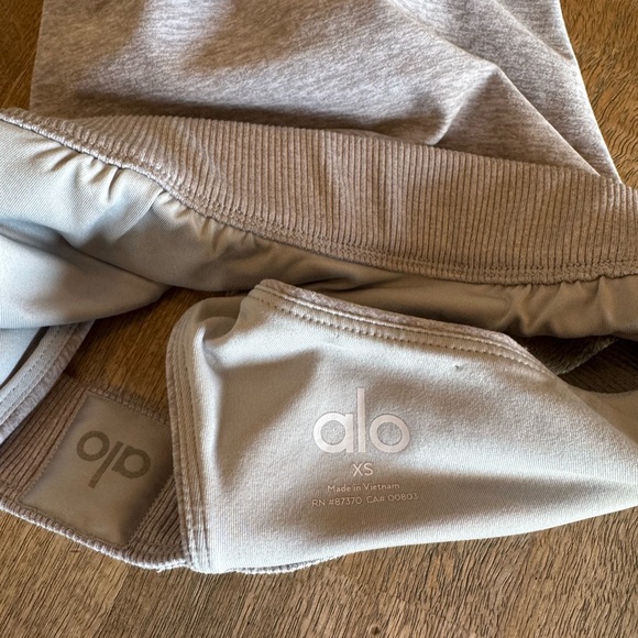 ALO Yoga Alosoft Iconic 90’s Sports Bra in Athletic Heather Gray - Picture 3 of 3